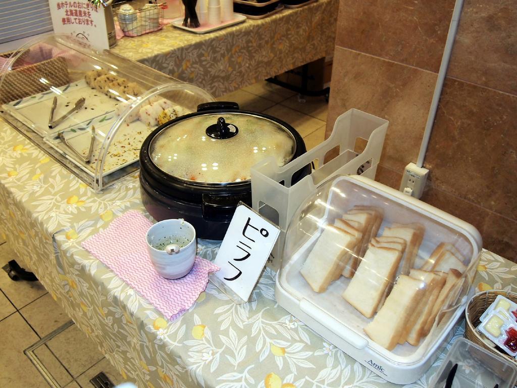 Toyoko Inn Hokkaido Sapporo-Eki Kita-Guchi Exteriör bild